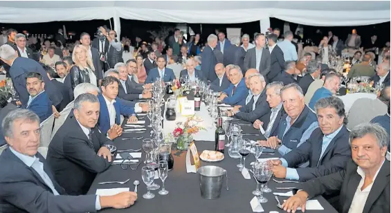  ?? ?? La cena inaugural. Las autoridade­s de Expoagro junto a los gobernador­es Kicillof, Llaryora, Frigerio y el secretario de Bioeconomí­a, Vilella.