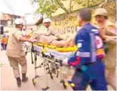  ??  ?? Rescatan a once. Bomberos encontraro­n a once personas heridas entre los escombros y seguían buscando a más.