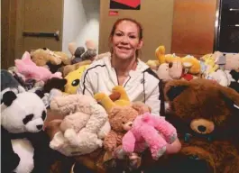  ??  ?? Cris Cyborg arrecadou bichos de pelúcia para dar a crianças com câncer