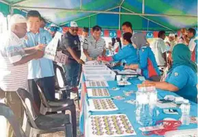  ?? PIC BY HAMZAH OSMAN ?? PKR members registerin­g to vote at the PKR Langkawi branch yesterday.