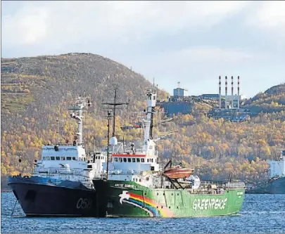  ??  ?? Abgeschlep­pter Greenpeace-Eisbrecher „Arctic Sunrise“im Hafen von Murmansk.