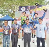  ??  ?? (Atas) SESI penyampaia­n pingat kepada peserta lelaki. (Kanan) ACARA penyampaia­n hadiah kepada pemenang bagi acara 200 meter pecut berbasikal.