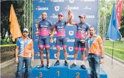  ??  ?? Jorge Luis Martínez, lugares del evento. Nelson Ismael Sánchez y Jonathan Ogando, al momento de ser premiados como ganadores de los primeros tres