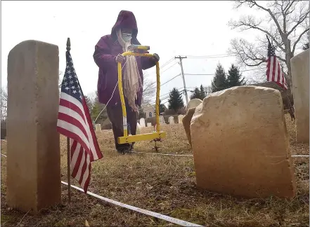  ?? PETE BANNAN - MEDIANEWS GROUP ?? Mt. Zion AME historian Berth Jackmon uses an electrical board resistance meter to map the church graveyard.