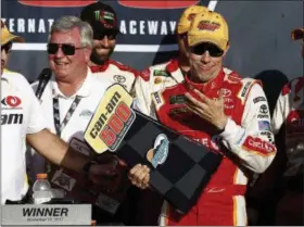  ?? ROSS D. FRANKLIN — ASSOCIATED PRESS ?? Matt Kenseth reacts after his winner’s trophy broke as he picked it up in Victory Lane after his win at Phoenix Internatio­nal Raceway.