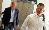  ?? FOTO: FABIAN KLAUS ?? Rechtsanwa­lt Cord Schröder (vorn) und sein Mandant Jonas H. sind auf dem Weg in den Gerichtssa­al im Mühlhäuser Puschkinha­us.