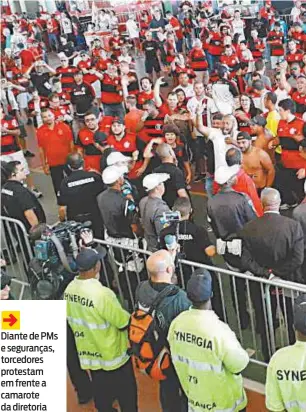  ??  ?? Diante de PMs e seguranças, torcedores protestam em frente a camarote da diretoria