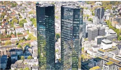  ?? FOTO: DPA ?? Das Gebäude der Zentrale der Deutschen Bank in Frankfurt. Die beiden Türme werden ironisch auch “Soll und Haben“genannt.