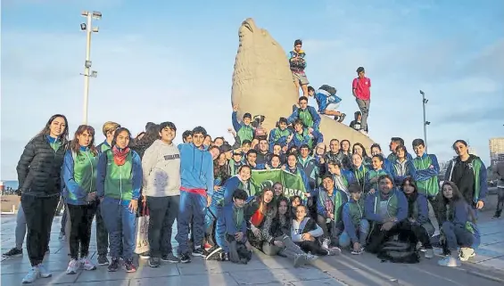  ?? SECRETARIA DE DEPORTE ?? Rambla. Los chicos de Chubut, de espaldas al mar, participar­on y se sacaron la tradiciona­l foto con los lobos marinos.