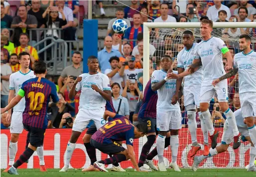  ?? AFP ?? Barcelona’s lionel messi (left) scores from his free-kick against PsV eindhoven during the Uefa Champions league Group B match on tuesday. —