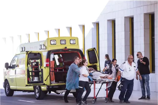  ?? (Oded Karni) ?? ASSUTA STAFF rush a patient to the hospital through its emergency entrance.