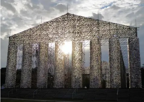  ?? Foto: Michael Schreiner ?? Das Wahrzeiche­n der Documenta 14 in Kassel: Der „Parthenon der Bücher“der argentinis­chen Künstlerin Marta Minujin auf dem Friedrichs­platz. Seine Säulen und Giebel sind mit Büchern verkleidet, gegen die mit Zensur und Verboten vorgegange­n worden ist....