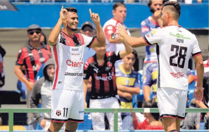  ?? RAFAEL PACHECO ?? Alex López (11) celebra su anotación con Jonathan Moya (28). El gol significó la victoria de la Liga en el Estadio Fello Meza.