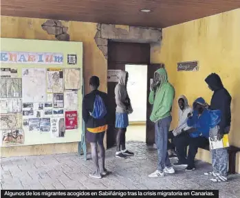  ?? JAIME GALINDO JAIME GALINDO ?? Algunos de los migrantes acogidos en Sabiñánigo tras la crisis migratoria en Canarias.