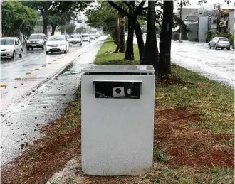  ?? Rubens Cavallari - 5.jan.2015/Folhapress ?? Radar móvel camuflado em caixa no canteiro central de avenida na zona leste de SP