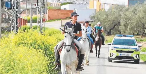  ?? // ABC ?? Caballista­s y un coche de la Policía Local de Lucena por un camino de los alrededore­s, este pasado domingo