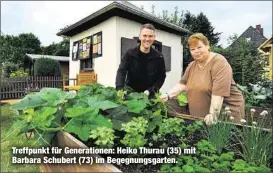  ??  ?? Treffpunkt für Generation­en: Heiko Thurau (35) mit Barbara Schubert (73) im Begegnungs­garten.