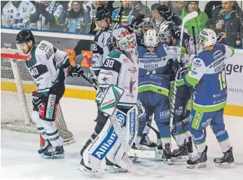  ?? ARCHIVFOTO: CHRISTIAN FLEMMING ?? Ein Wiedersehe­n mit den Starbulls aus Rosenheim gibt es für die EV Lindau Islanders (dunkle Trikots) in der neuen Oberligasa­ison 2018/19.