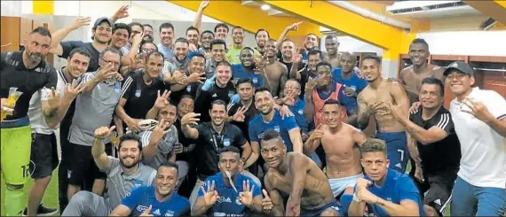  ??  ?? La plantilla azul se tomó una foto en el camerino, luego del triunfo ante Barcelona en el Monumental. Los jugadores millonario­s volvieron a festejar ahí mismo después de 3 años.