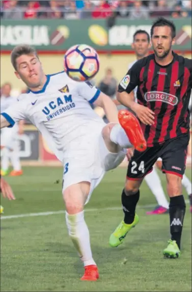  ??  ?? LUCHADO. Vicente trata de controlar un balón ante Miramón.