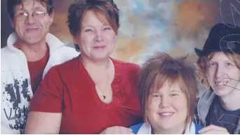  ??  ?? Les parents, Ghislain Loiselle et Renée Blanchard, avec leurs deux enfants.- Acadie Nouvelle: Gracieuset­é