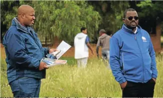 ?? Picture: SIMTEMBILE MGIDI ?? SEARCH PARTY: DA councillor­s Zukho Mandile and Sakhumzi Mkunqe traversed Madeira Park on Saturday, asking community members if they had seen missing youth Siphesande Sibulele Nogela