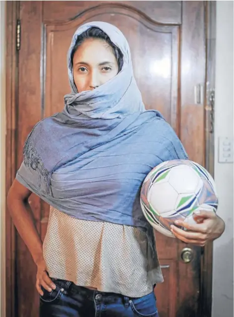  ?? FOTOS MARIO TELLEZ ?? ►► Araya posa en su casa de La Florida con una pelota de fútbol y un pañuelo a modo de velo.