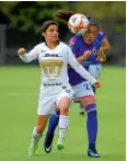  ??  ?? Patricia Jardón (izq.) y Daniela Osorio pelean por el balón.