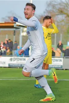  ?? FOTO: KEROSINO ?? Der Dieffler Fabian Poß bejubelt seinen Treffer zum 2:1-Zwischenst­and. Marcell Oehler (hinten) aus Morlautern kann es nicht fassen.