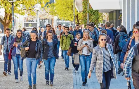  ?? Foto: Peter Fastl ?? An der Uni Augsburg herrscht wieder Hochbetrie­b. Diese Woche beginnen die Vorlesunge­n im Sommerseme­ster. Einige Studenten erzählen zum Start, was sie sich alles vor genommen haben.