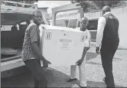  ?? KENNY KATOMBE / REUTERS ?? Officials carry Ebola vaccines in Kinshasa, Democratic Republic
of Congo, on Wednesday.