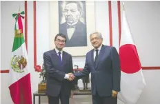  ??  ?? El ministro de Relaciones Exteriores de Japón, Taro Kono, y el presidente electo, Andrés Manuel López Obrador, en su reunión en la casa de transición.