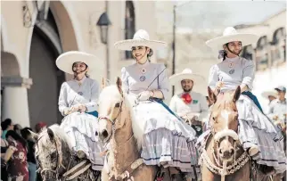  ?? CORTESÍA MUNICIPIO DE TEQUISQUIA­PAN ?? Desfile inaugural de escaramuza­s y charros