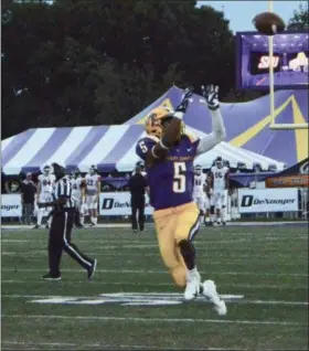  ?? BY JOE BOYLE JBOYLE@DIGITALFIR­STMEDIA.COM @BOYLERALER­TTROY ON TWITTER ?? Dev Holmes goes up for a high pass during warm ups September 22at Bob Ford Field at UAlbany.