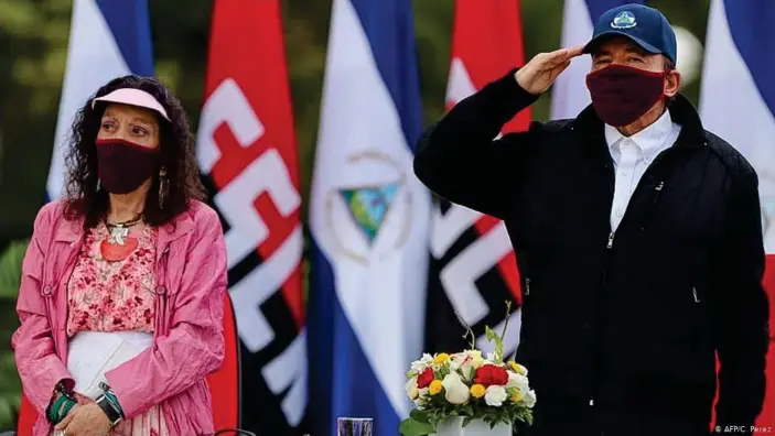  ??  ?? Daniel Ortega y su esposa