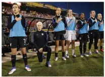  ?? FOTO: KYLE ROBERTSON/THE COLUMBUS DISPATCH VIA AP ?? Megan Rapinoes ställnings­tagande mot rasismen fick det amerikansk­a fotbollsfö­rbundet att införa ett protestför­bud.