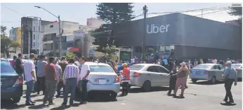  ?? ESPECIAL ?? OMISIÓN. A pesar de presentars­e frente a las oficinas de Uber y Didi, los manifestan­tes no tuvieron respuesta de estas empresas.