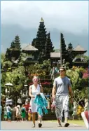  ??  ?? NAIK STATUS: Wisatawan mengunjung­i Pura Besakih di Karangasem, Bali, kemarin (19/9). MADE NAGI/EPA-EFE