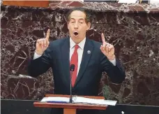  ?? AP ?? “HECHOS FRÍOS Y DUROS”. El representa­nte Jamie Raskin, demócrata por Maryland, presentó las imágenes durante los comentario­s de apertura del juicio.