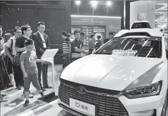  ?? YAN DAMING / FOR CHINA DAILY ?? Visitors check out a Robotaxi, developed by Didi, during the World Artificial Intelligen­ce Conference in Shanghai on Aug 31, 2019.