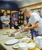  ?? (Foto: Facebook Ukrzalizny­cja) ?? Ukrajinská železnice přepravila za devět měsíců 200 politiků či celebrit. Má pro ně dárky i tradiční ukrajinské pochoutky, o něž se stará známý šéfkuchař Jevhen Klopotenko.