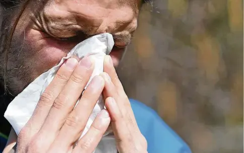  ?? Foto: Angelika Warmuth/dpa ?? Wenn es nur das Krabbeln in der Nase wäre! Pollenalle­rgiker klagen oft auch über Kratzen im Hals und zugeschwol­lene Augen.