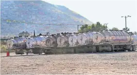  ??  ?? En San Juan Ixhuatepec aún permanecen 6 empresas gaseras y la planta Satélite Norte de Pemex. Pobladores han denunciado la invasión del Polígono de Seguridad decretado.