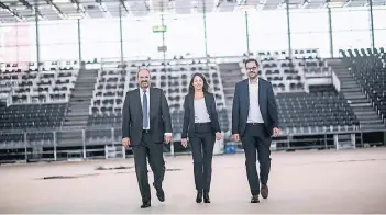  ?? RP-FOTO: ANDREAS BRETZ ?? V.l.: Markus Demuth (Prokurist), Liza Quick (Projektref­erentin) und Lars Wismer (Leiter Abteilung Sport) in Halle 6 der Düsseldorf­er Messe, wo die Tribünen für die Tischtenni­s-Weltmeiste­rschaft standen.