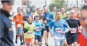  ?? FOTO: ALEXANDER KAYA ?? Der Einstein-Marathon zieht wieder Tausende an. Zum 14. Mal gehen die Sportler in Ulm und Neu-Ulm an den Start. Bei den Anmeldunge­n erreichen die Organisato­ren einen neuen Rekord.