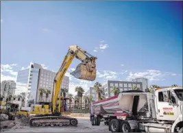  ?? Caroline Brehman Las Vegas Review-journal ?? Constructi­on continues on the site of a luxury apartment complex Jan. 31 at the Hughes Center office park.