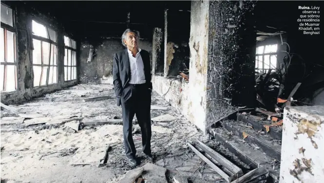  ?? MARC ROUSSEL/THE NEW YORK TIMES ?? Ruína. Lévy observa o que sobrou da residência de Muamar Khadafi, em Benghazi
