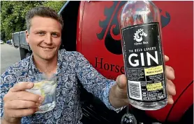  ?? PHOTO: MARTIN DE RUYTER/ STUFF ?? Horse Box Brewery’s Phil McArdle with his beer lover’s gin.