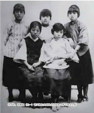  ??  ?? 1924年，邓颖超（左一）等天津妇女国民会议促­成会骨干成员合影