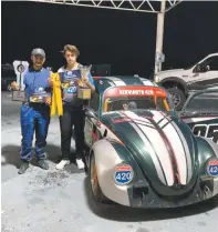  ??  ?? Esta vez padre e hijo vieron la bandera a cuadros en el Autódromo Monterrey.